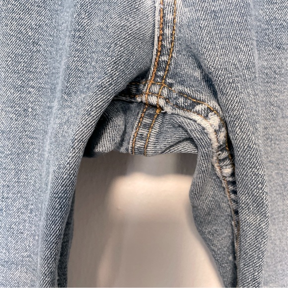 LEVI SIGNATURE GOLD MAN/WOMAN DISTRESSED GRUNGE LOOK LIGHT WASH JEANS 34/30 - Picture 5 of 10